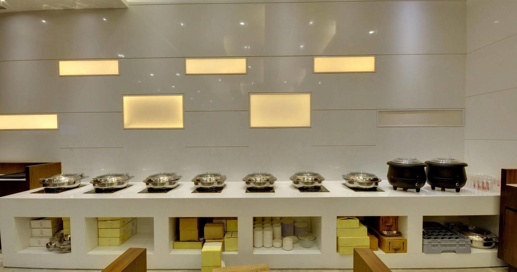 Hotel Platinum Rajkot Bagian luar foto
