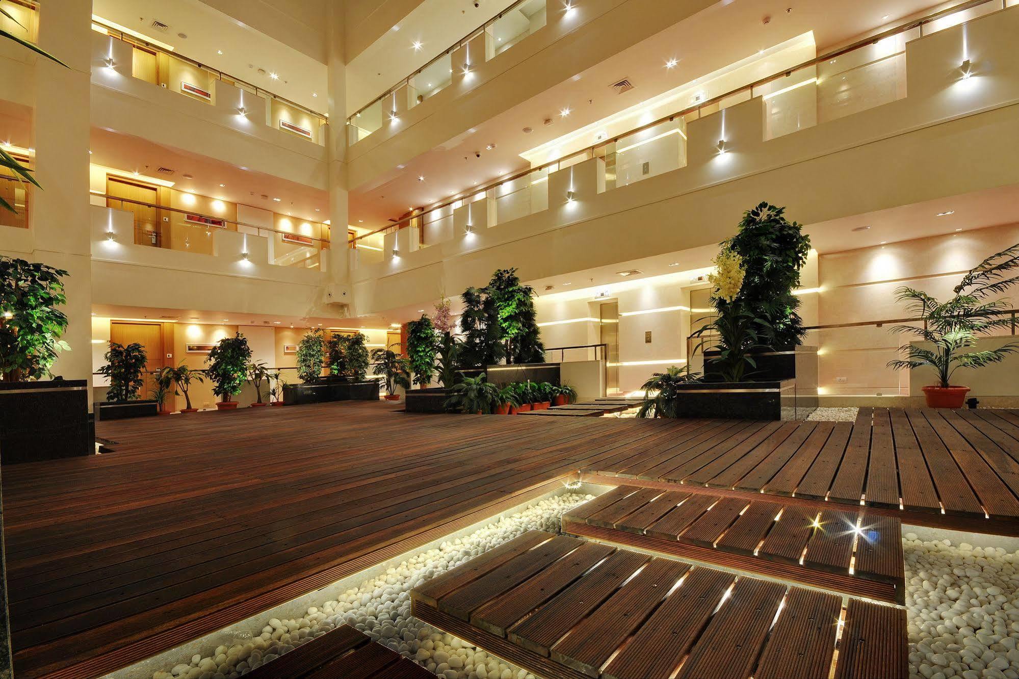 Hotel Platinum Rajkot Bagian luar foto