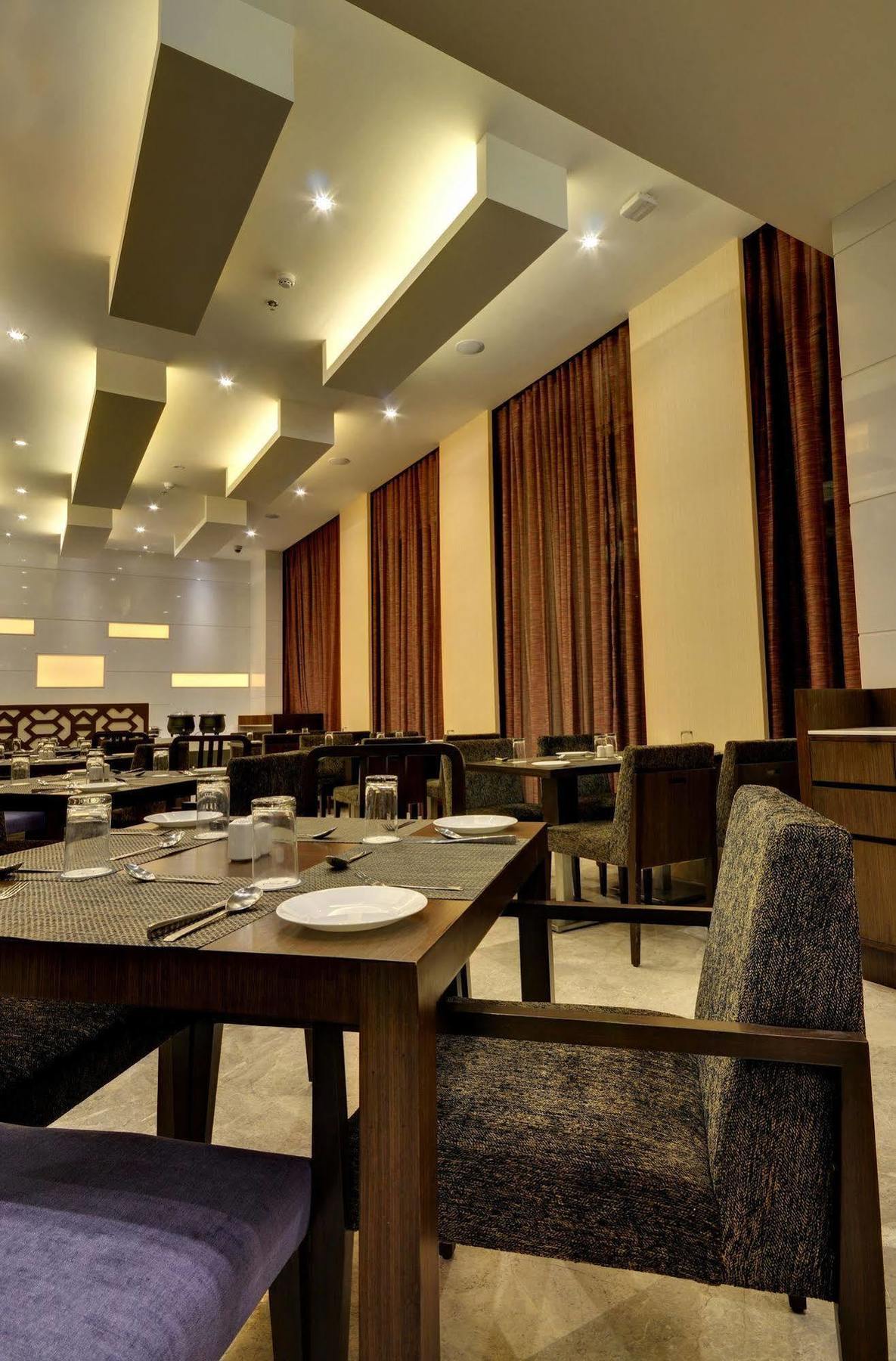Hotel Platinum Rajkot Bagian luar foto