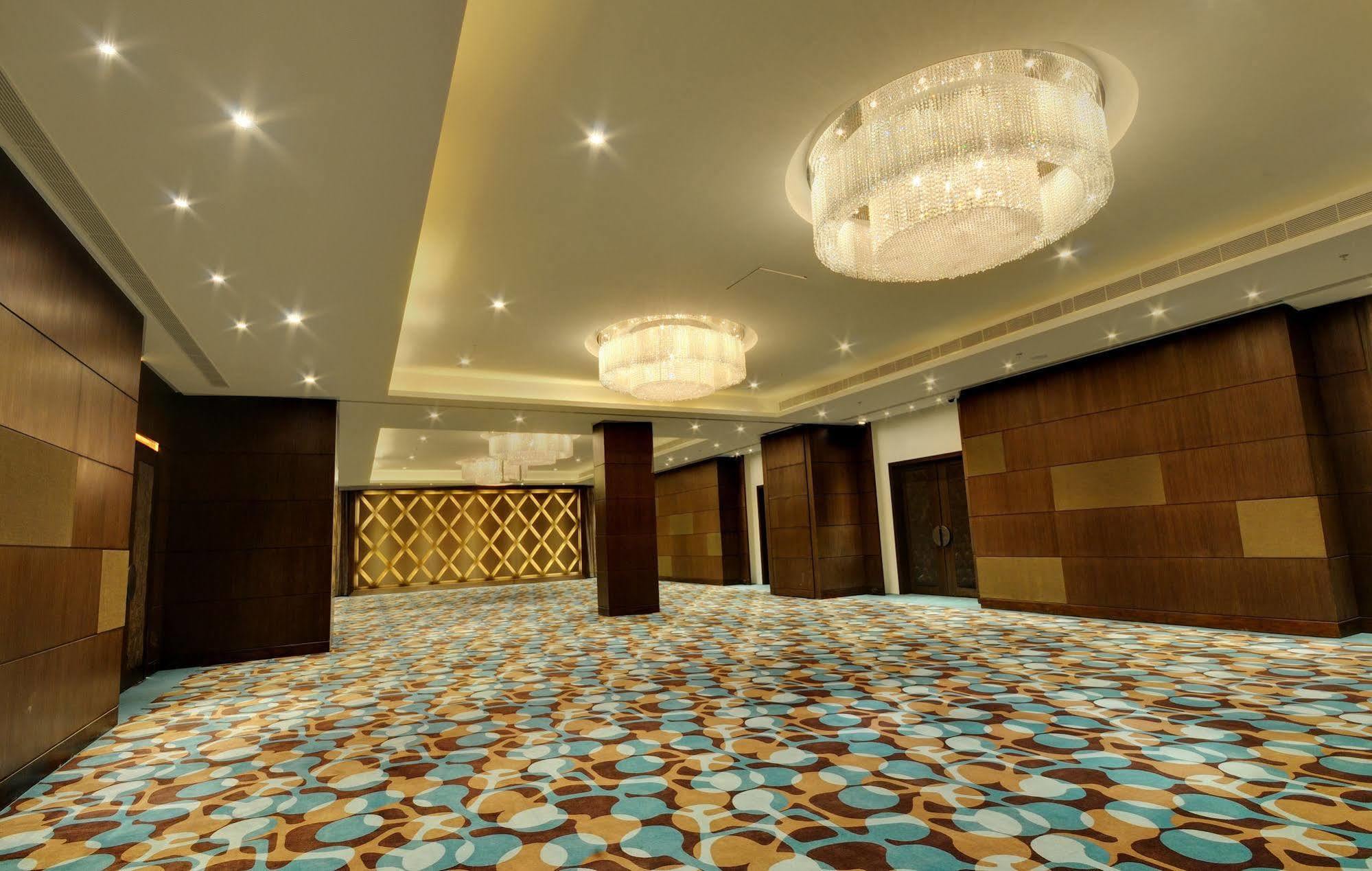 Hotel Platinum Rajkot Bagian luar foto