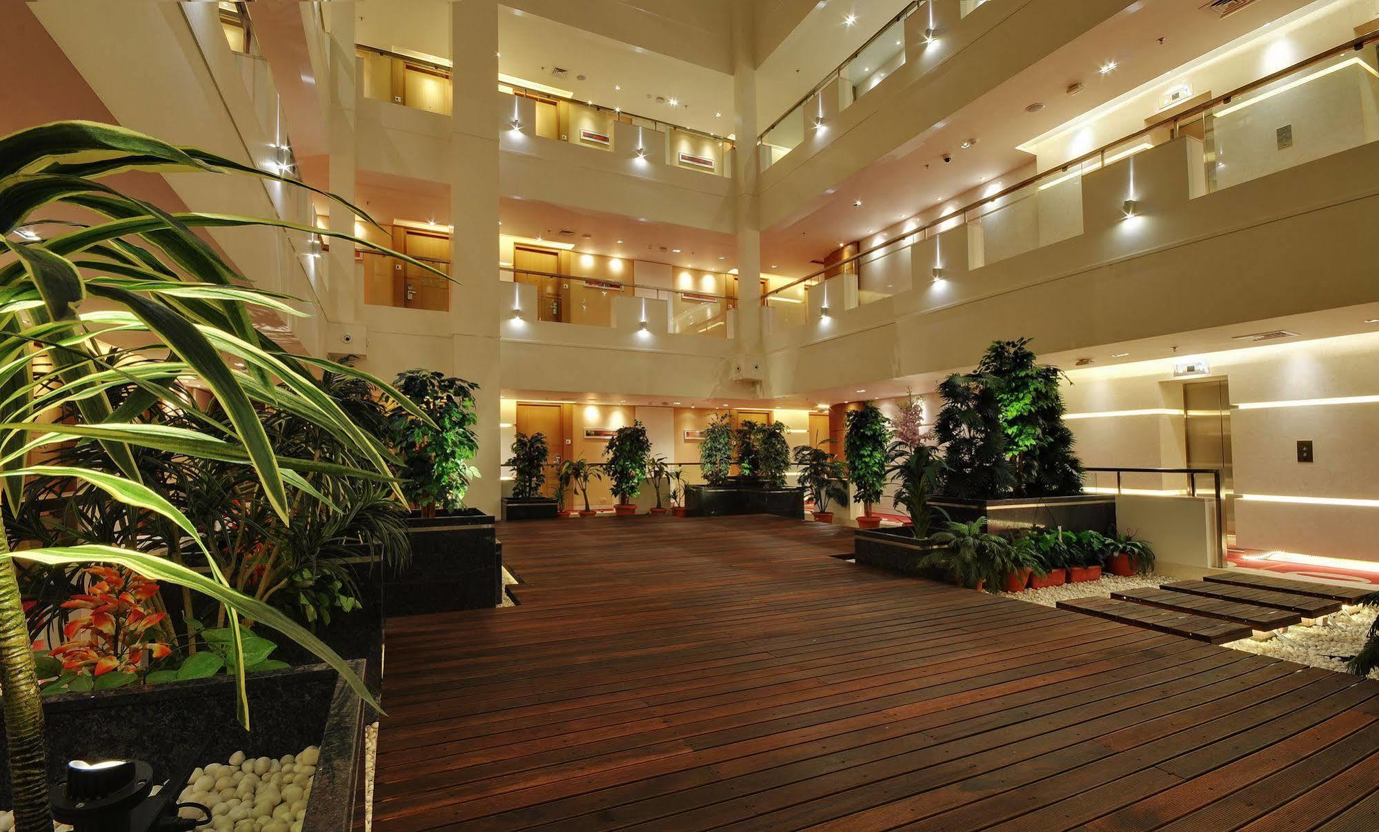Hotel Platinum Rajkot Bagian luar foto
