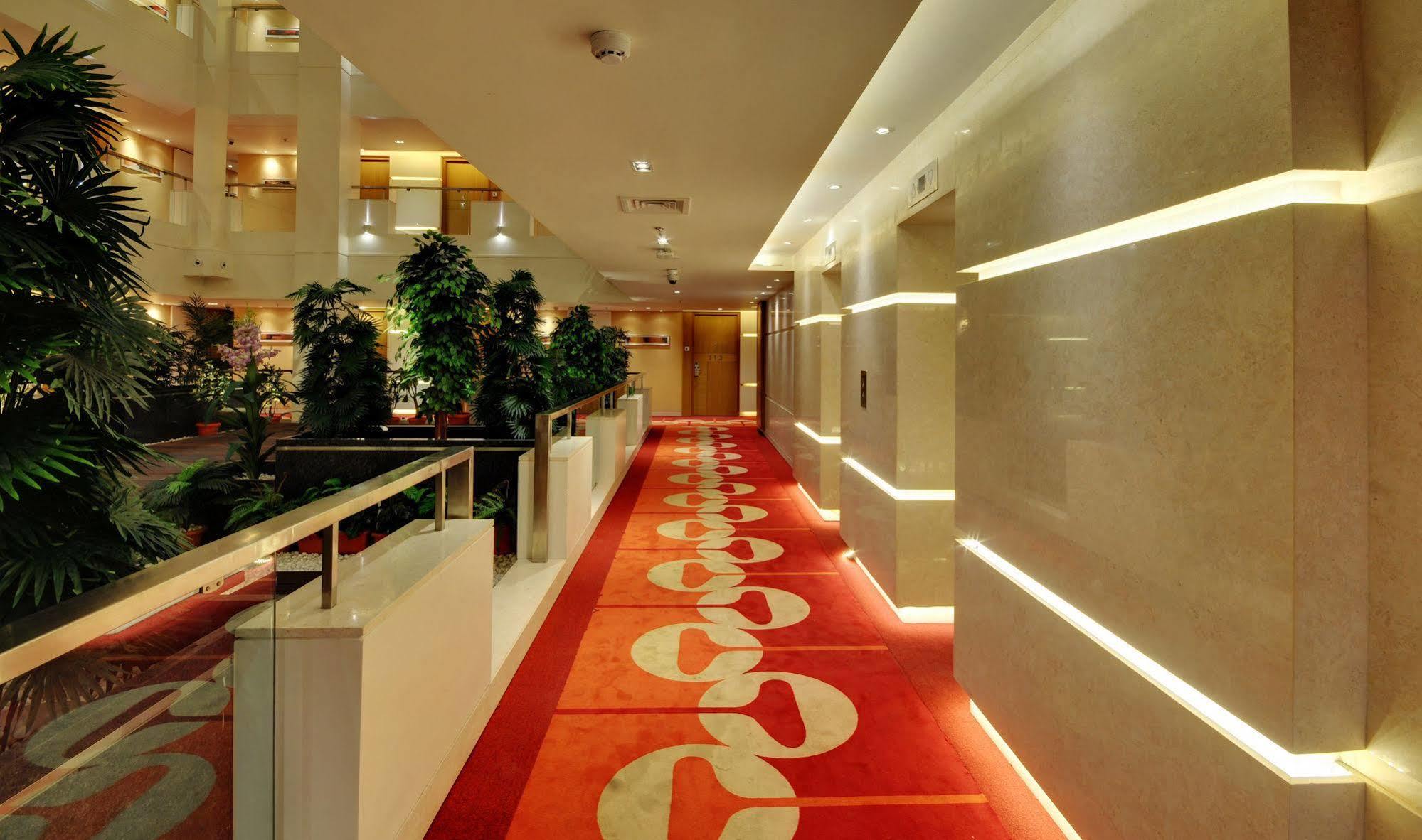 Hotel Platinum Rajkot Bagian luar foto