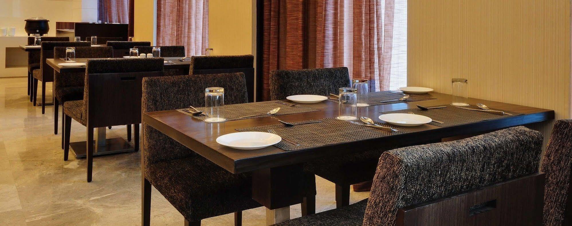 Hotel Platinum Rajkot Bagian luar foto