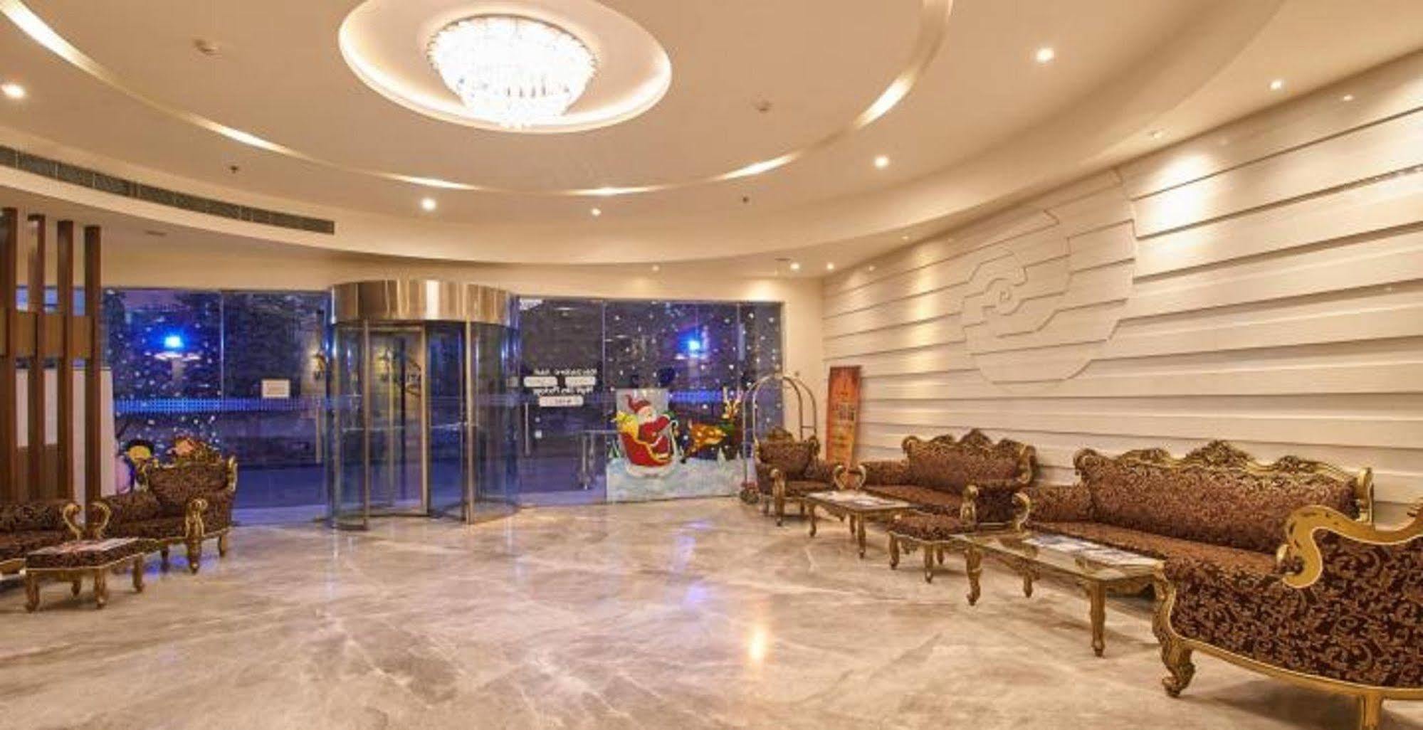 Hotel Platinum Rajkot Bagian luar foto