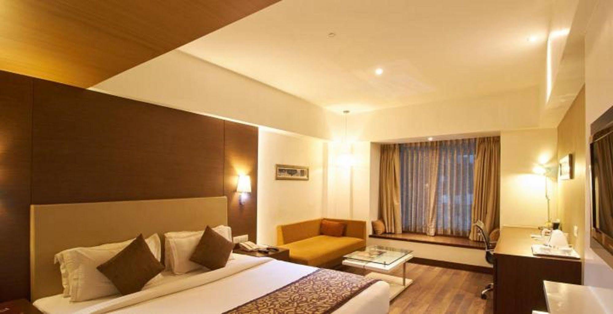Hotel Platinum Rajkot Bagian luar foto