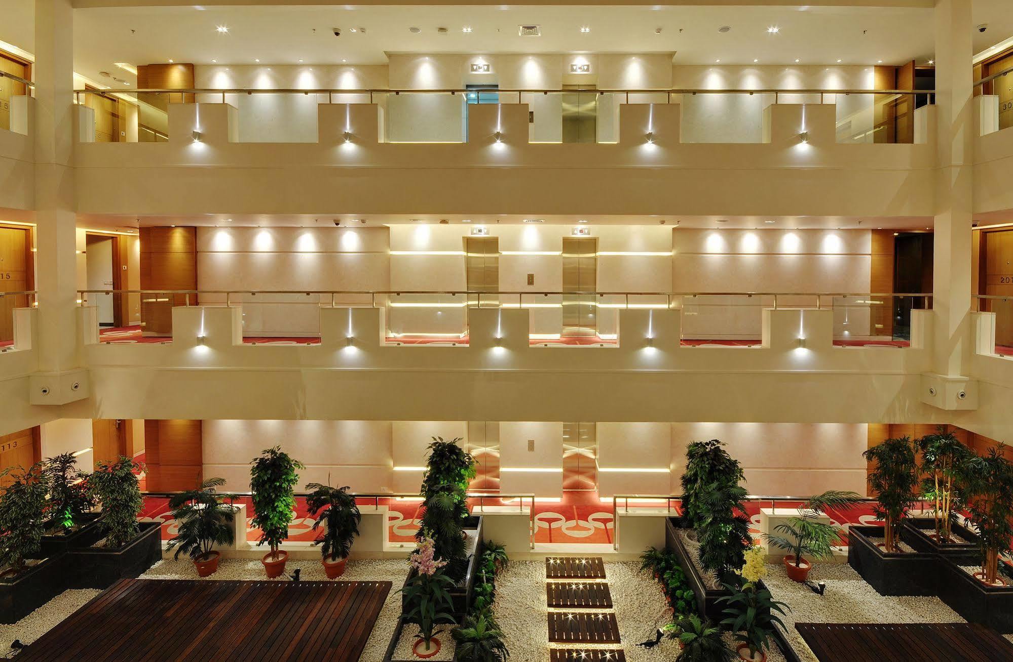 Hotel Platinum Rajkot Bagian luar foto
