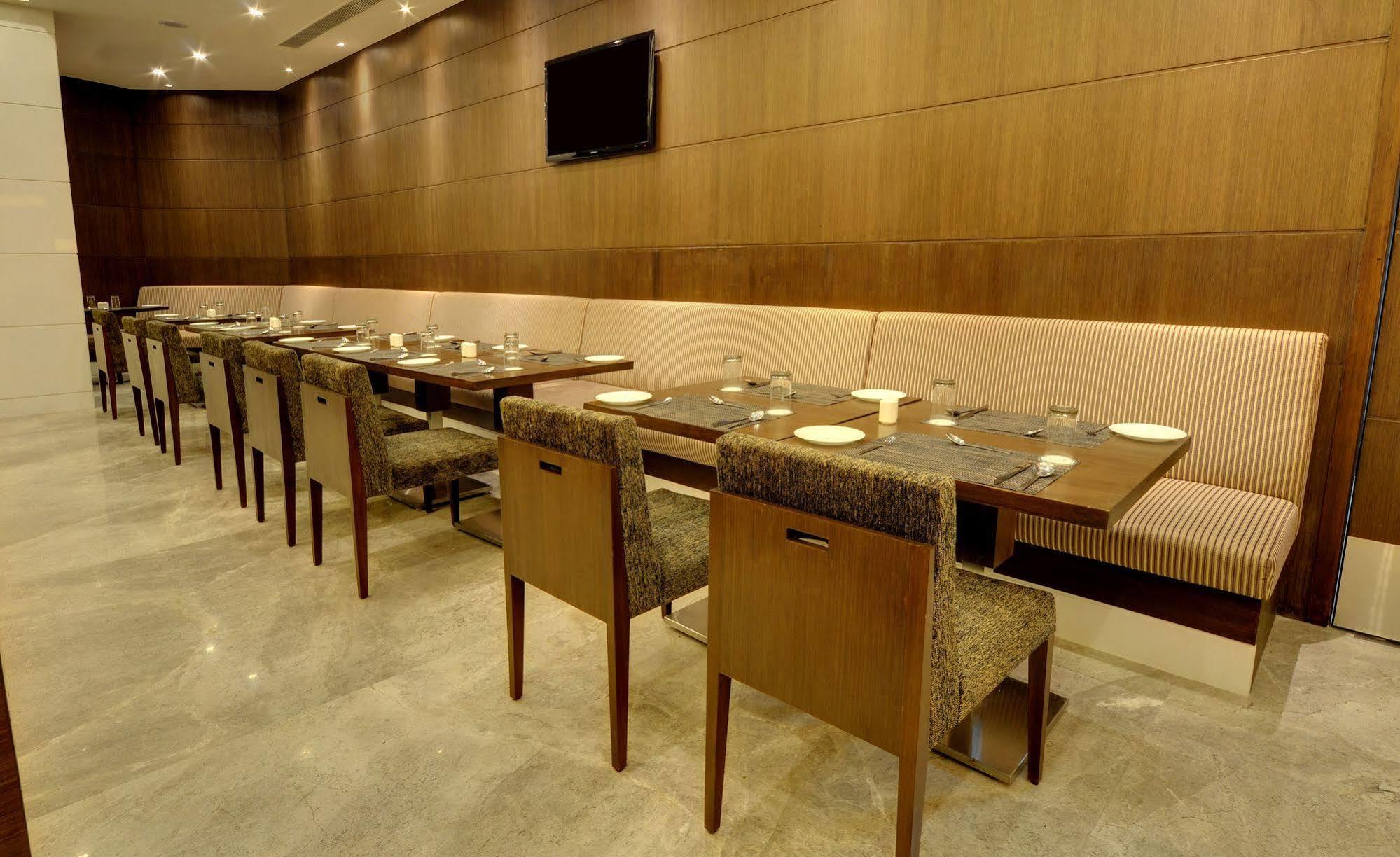 Hotel Platinum Rajkot Bagian luar foto