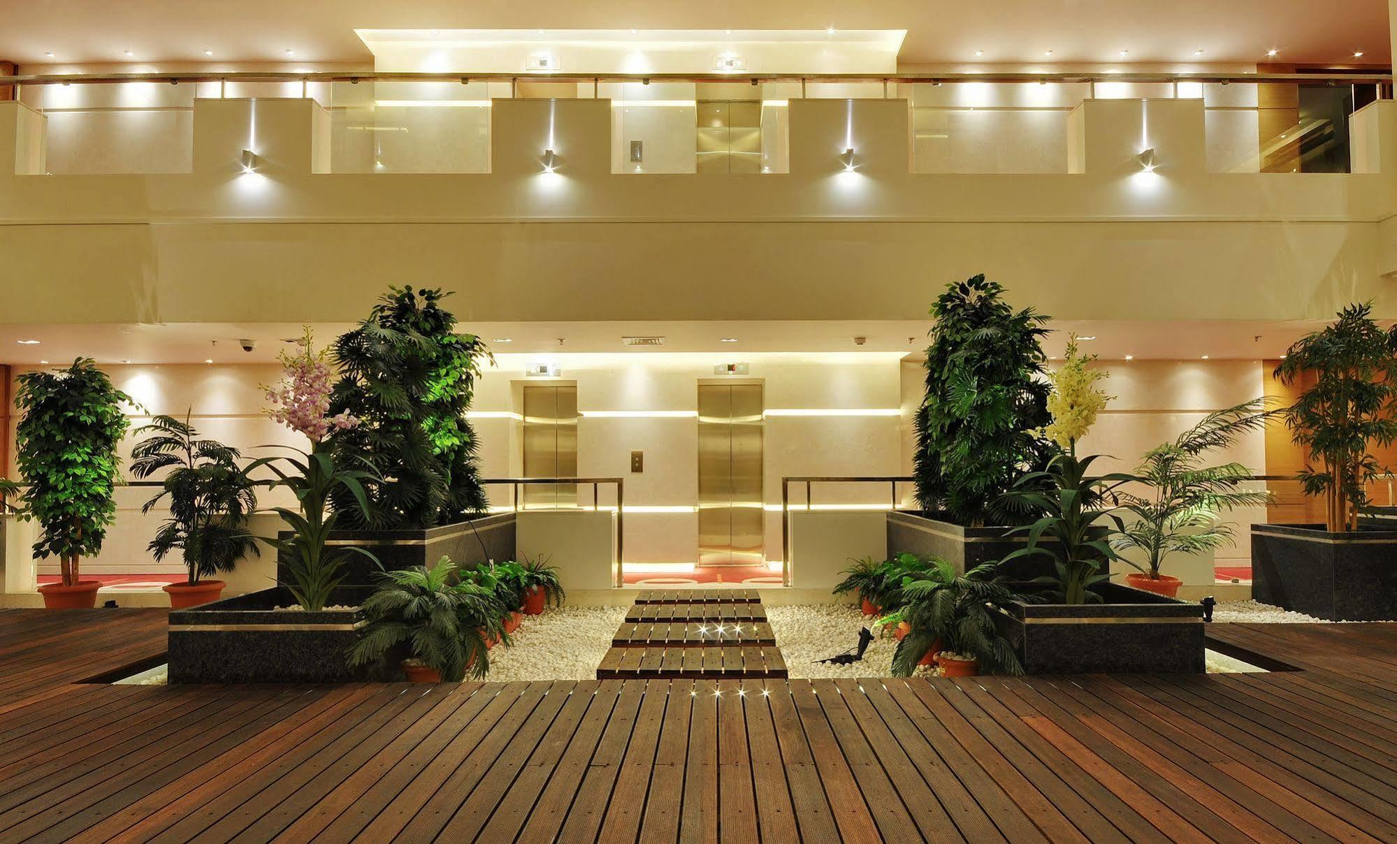 Hotel Platinum Rajkot Bagian luar foto