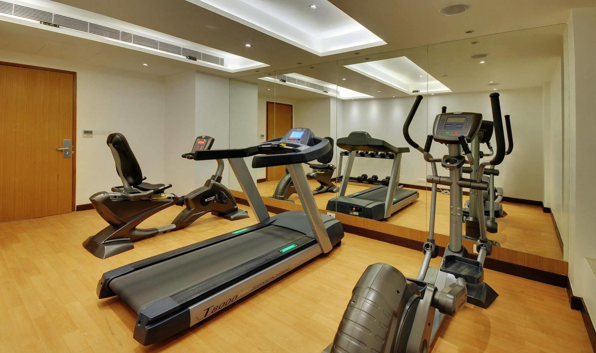 Hotel Platinum Rajkot Bagian luar foto