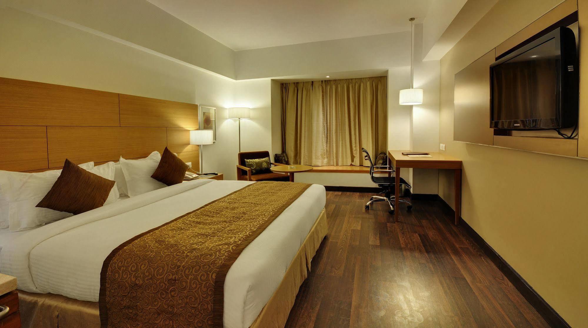 Hotel Platinum Rajkot Bagian luar foto