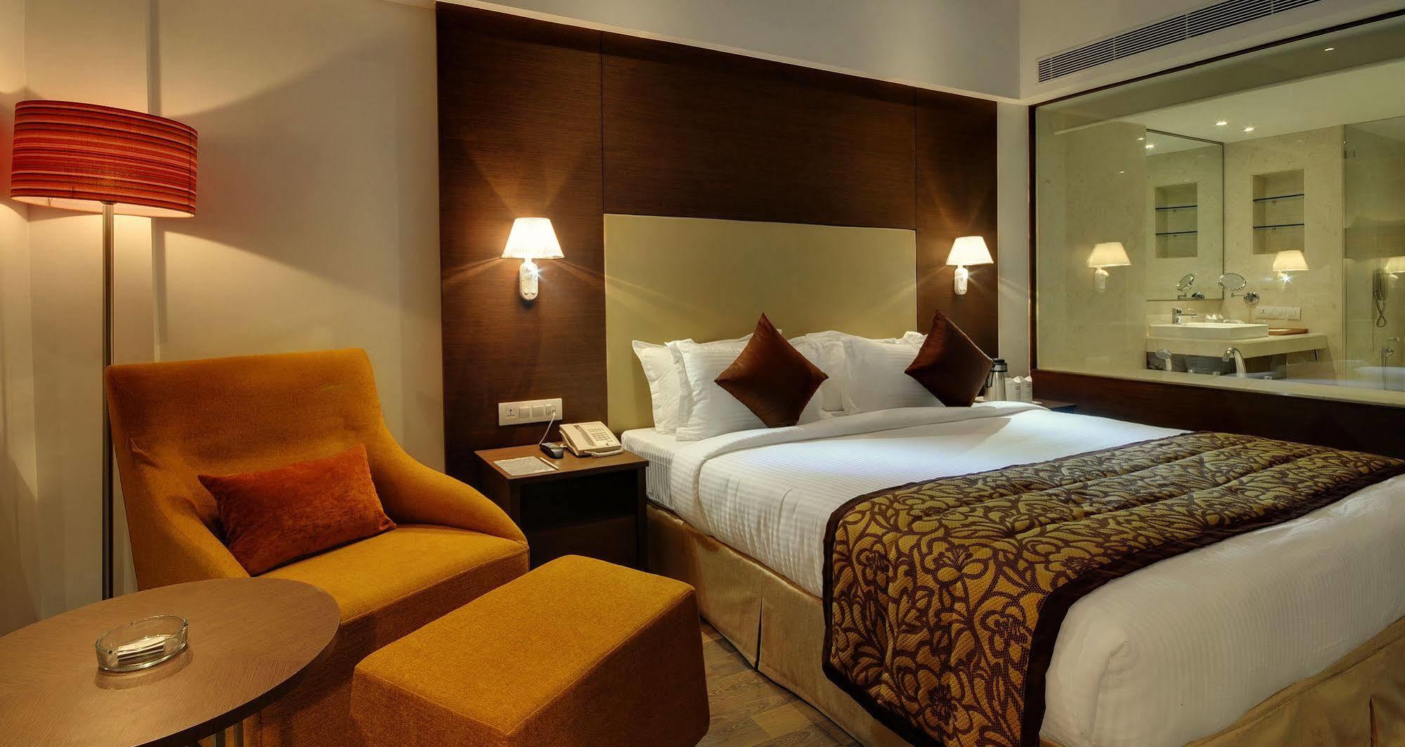 Hotel Platinum Rajkot Bagian luar foto