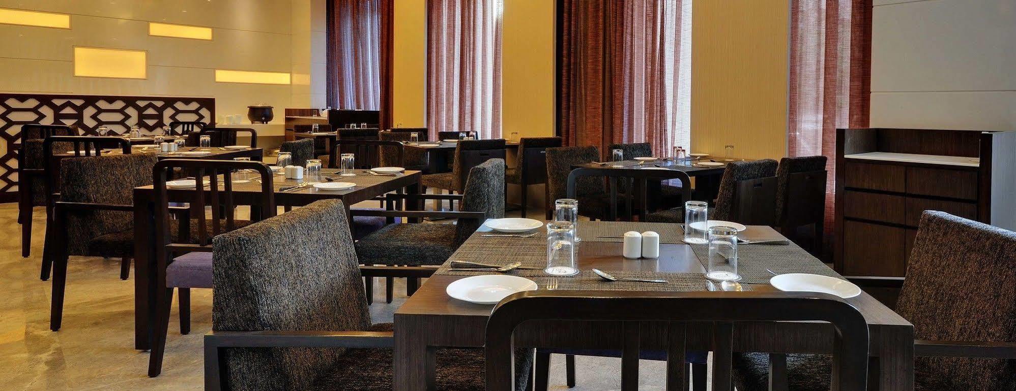 Hotel Platinum Rajkot Bagian luar foto