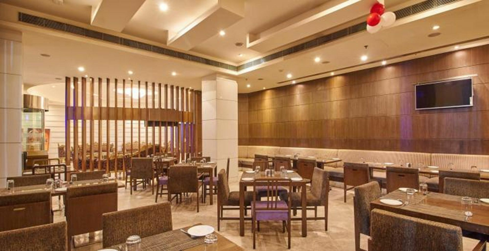 Hotel Platinum Rajkot Bagian luar foto