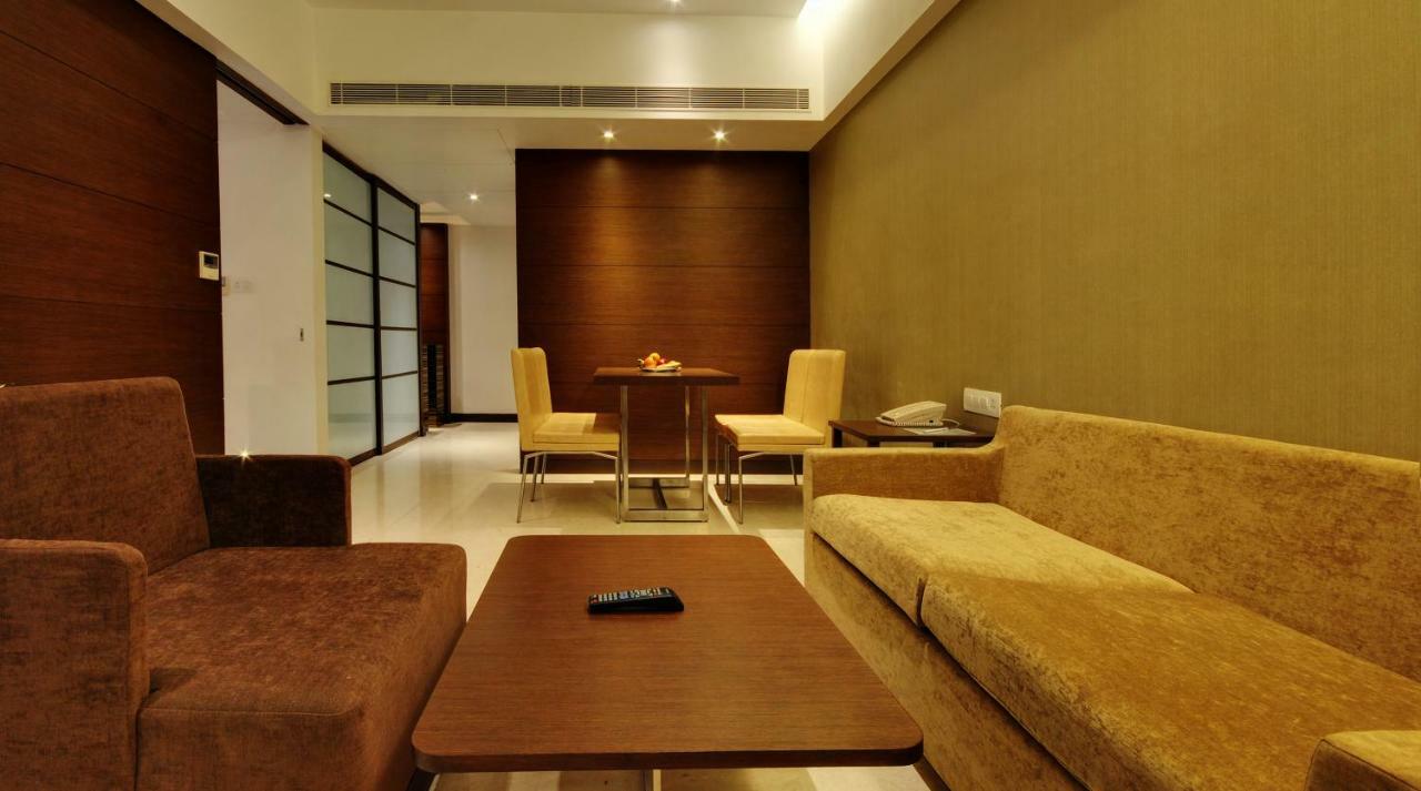 Hotel Platinum Rajkot Bagian luar foto